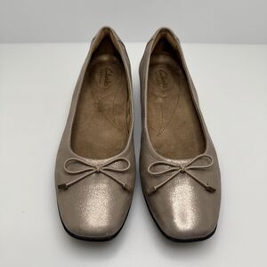 CLARKS Candra Light Shimmer Metallic Champagne Flats Shoes Bow Women’s Size 5.5